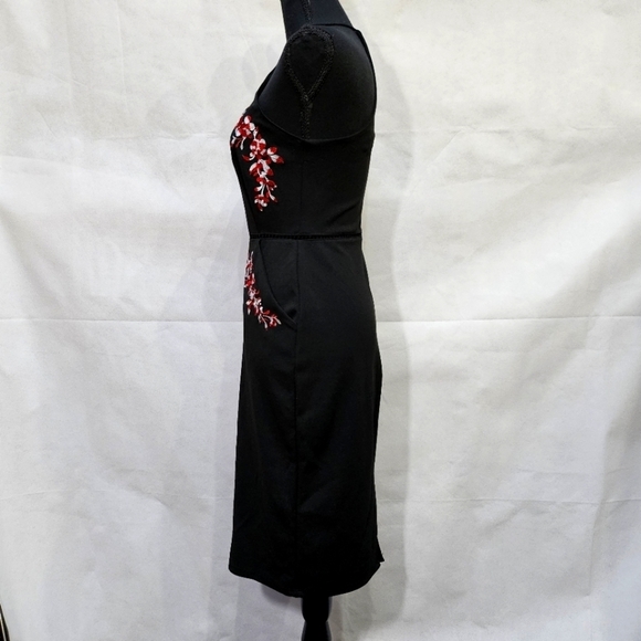 Bisou Bisou Halter Form Fitting Embroidered Floral Black Cut Out Dress Size 2 - Picture 3 of 7